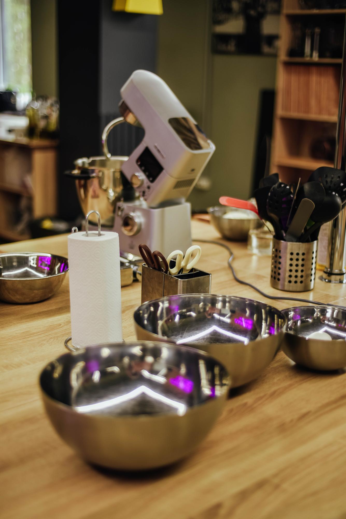 Impostazione di studio cucina con utensili e luci da workshop